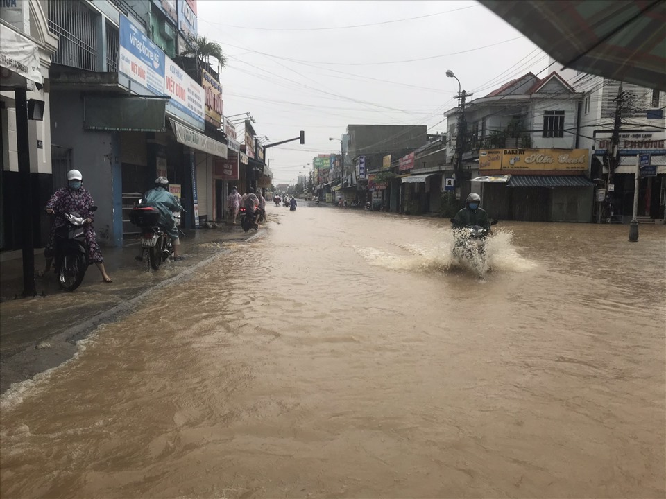 Theo ghi nhận tại các xã dọc tuyến sông Vu Gia - Thu Bồn, nước lên nhanh nên khiến các khu dân cư bị ngập, gây khó khăn trong việc đi lại.  Ảnh: Thanh Chung