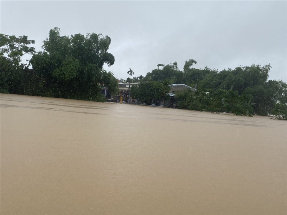 Do ảnh hưởng của áp thấp nhiệt đới, trong vòng 24h qua, trên địa bàn tỉnh Quảng Nam xuất hiện mưa to. Hiện tại, mực nước trên các sông Vu Gia, Thu Bồn, Tam Kỳ đang dâng cao. Ảnh: Thanh Chung