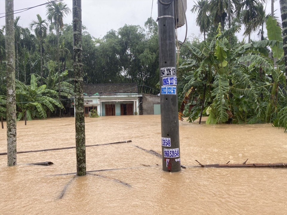 Mực nước sông Vu Gia - Thu Bồn lên nhanh đã gây ngập nhiều khu dân cư trên địa bàn huyện Đại Lộc. Ảnh: Thanh Chung
