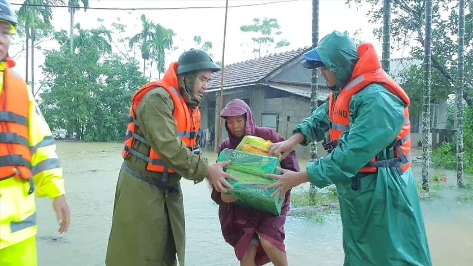 Nhiều điểm bị cô lập, Công an tỉnh Thừa Thiên Huế đã huy động lực lượng đến viện trợ nhu yếu phẩm cho người dân.