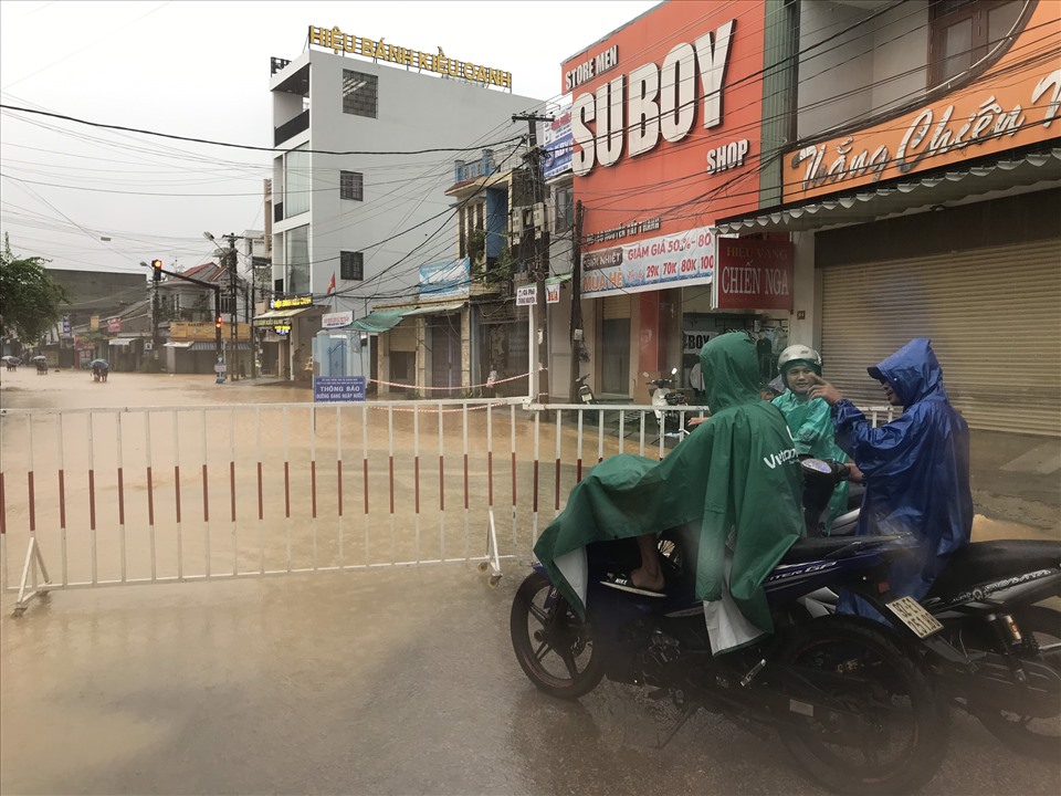Tuyến đường ở Đại Lộc bị ngập khoảng 0,5m nên lực lượng chức năng rào chắn các phương tiện qua lại.