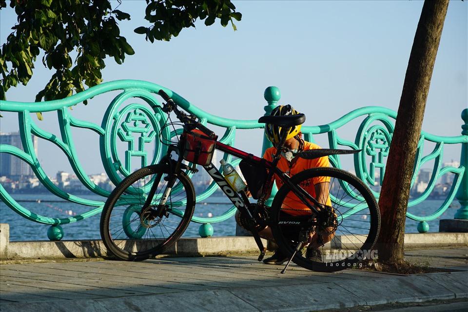 Từ 17h, người dân Hà Nội ra đường đi dạo, tập thể dục, đạp xe để cảm nhận rõ rệt không khí đầu thu.