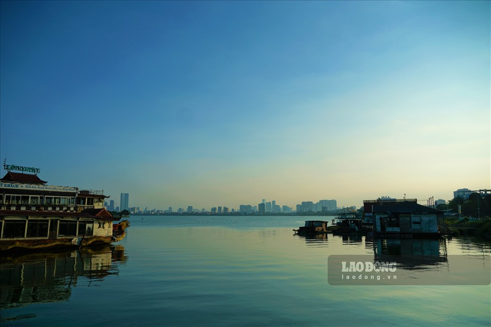 Nhịp sống nhẹ nhàng, lắng đọng trong buổi chiều thu Hà Nội.