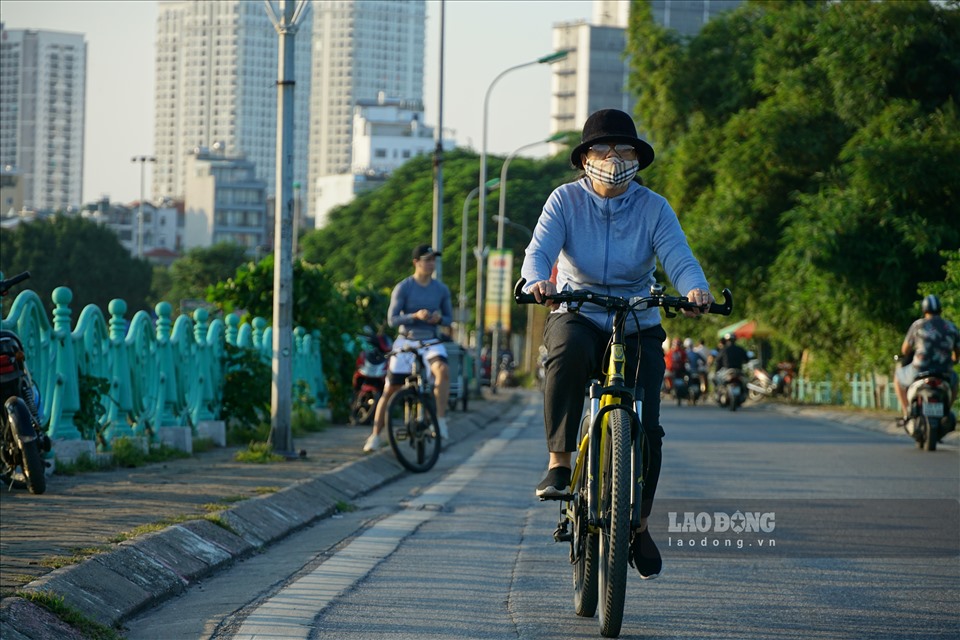 Từ 17h, người dân Hà Nội ra đường đi dạo, tập thể dục, đạp xe để cảm nhận rõ rệt không khí đầu thu.