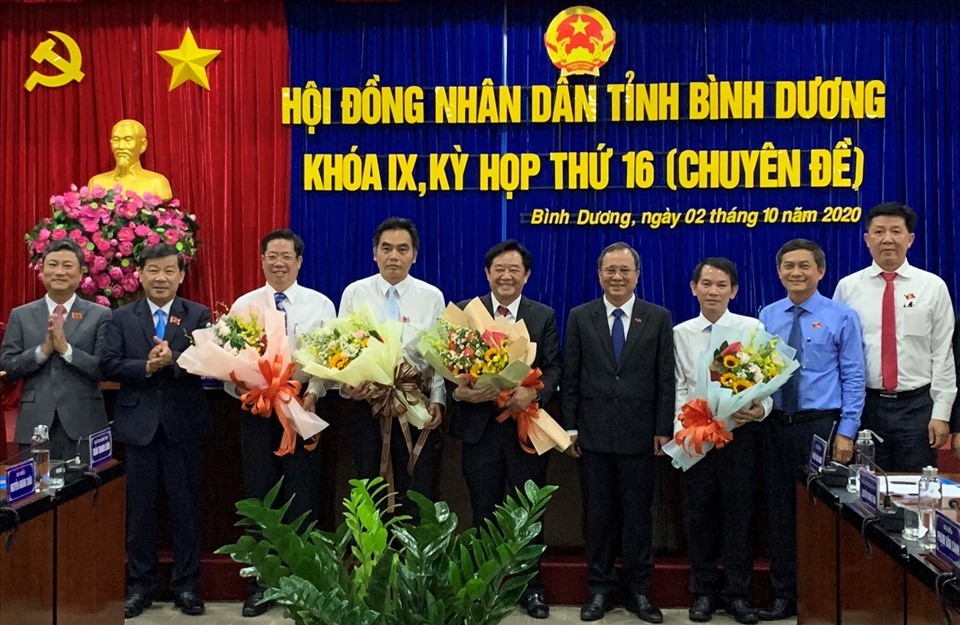 Lãnh đạo tỉnh tặng hoa chúc mừng ông Nguyễn Hoàng Thao và các Ủy viên UBND tỉnh khóa IX, nhiệm kỳ 2016-2021. Ảnh: Xuân Thi