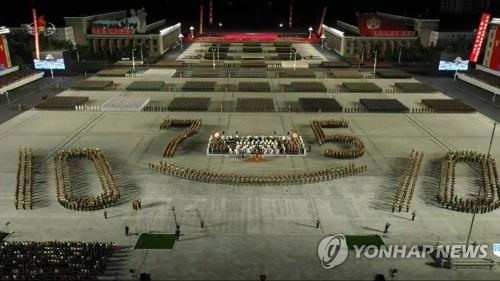 Quân đội Triều Tiên tại Quảng trường Kim Nhật Thành ở Bình Nhưỡng vào ngày 10 tháng 10 năm 2020, trong cuộc duyệt binh kỷ niệm 75 năm thành lập Đảng Lao Động. Ảnh chụp từ đoạn phim của đài truyền hình nhà nước Triều Tiên. Ảnh: Yonhap.