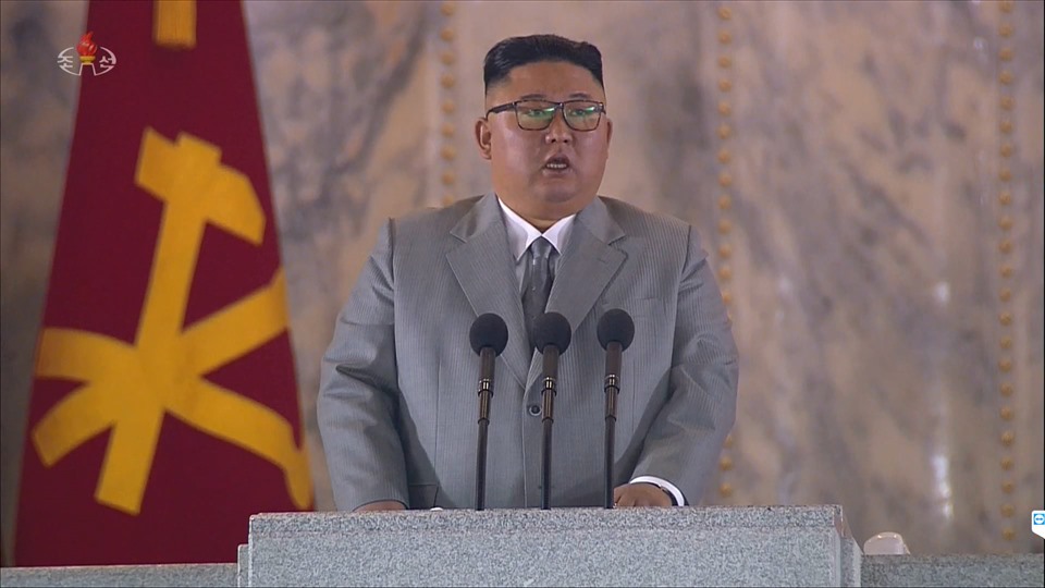 Phát biểu trước khi bắt đầu lễ duyệt binh, ông Kim Jong-un nhấn mạnh, Triều Tiên cần tiếp tục tăng cường năng lực răn đe nhằm chống lại các mối đe dọa. Ảnh: Yonhap.