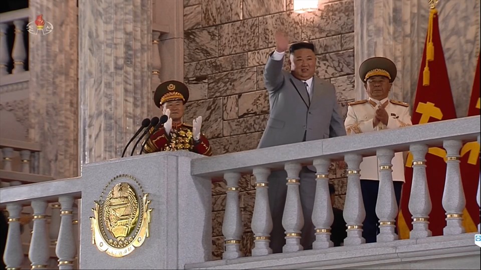Chủ tịch Triều Tiên Kim Jong-un vẫy chào đám đông ở quảng trường Kim Nhật Thành trong lễ duyệt binh nhân kỷ niệm 75 năm Đảng Lao Động cầm quyền. Ảnh: Yonhap.