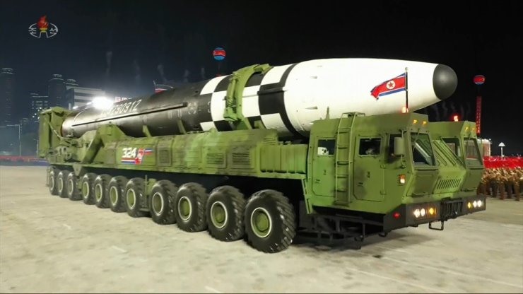 Triều Tiên ra mắt tên lửa đạn đạo liên lục địa mới trong lễ duyệt binh ở Bình Nhưỡng ngày 10.10. Ảnh: Yonhap.