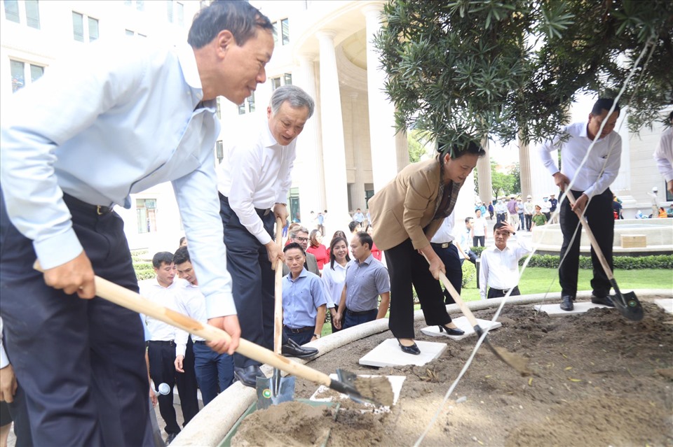 Chủ tịch Quốc hội Nguyễn Thị Kim Ngân trồng cây cùng lãnh đạo Toà án nhân dân tối cao. Ảnh: Danh Dự.