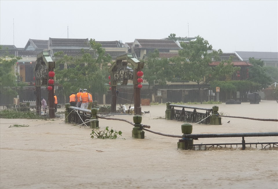 Ngày 10.10, TP.Hội An hứng chịu cơn mưa lớn kết hợp với các hồ thủy điện xả lũ khiến lượng nước ở sông Hoài (một nhánh của sông Thu Bồn) liên tục dâng cao khiến nhiều tuyến đường trong phố cổ ngập sâu.