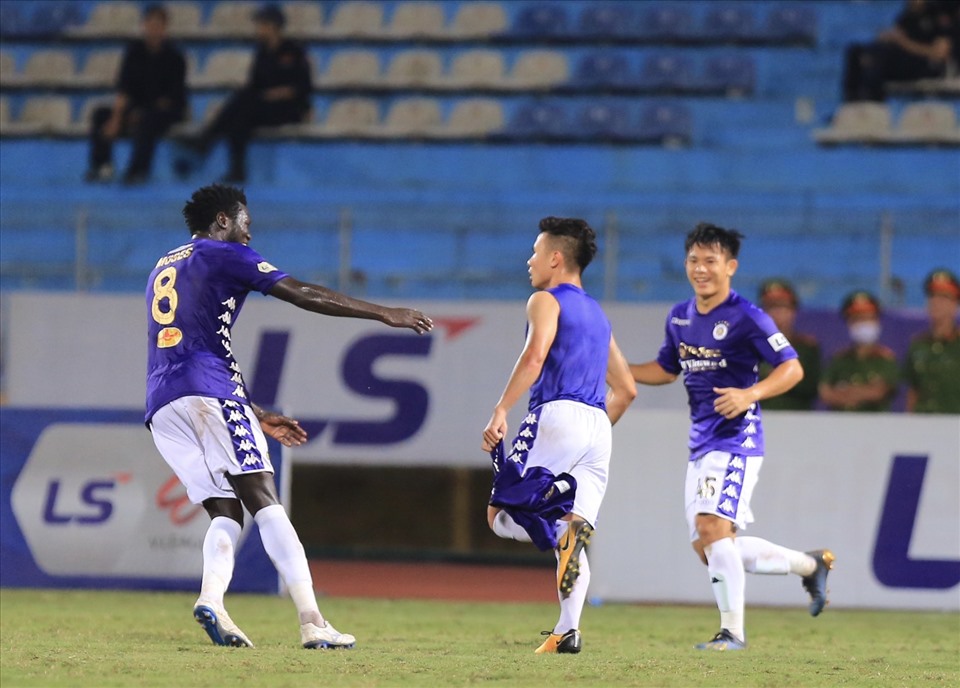 Quang Hải ăn mừng bàn thắng thứ 2 của Hà Nội. Ảnh: Hoài Thu