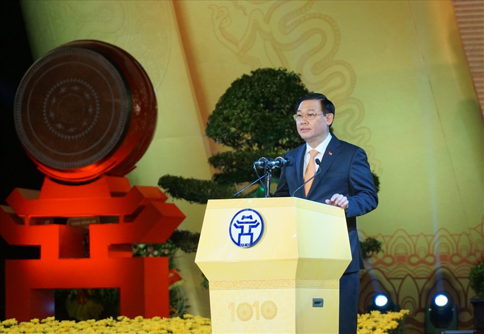 Bí thư Thành uỷ Vương Đình Huệ đọc diễn văn tại Lễ kỷ niệm.