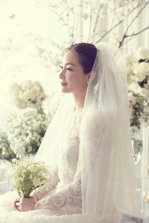 Năm 2018, Choi Ji Woo bất ngờ kết hôn với CEO kém cô chín tuổi của công ty ứng dụng điện thoại O2O. Hai năm sau ngày cưới, cô sinh con gái đầu lòng. Choi Ji Woo hiện tại đóng phim rất ít. Vai diễn gần nhất của cô là vai khách mời trong phim “Hạ cánh nơi anh“. Ảnh: Sina.