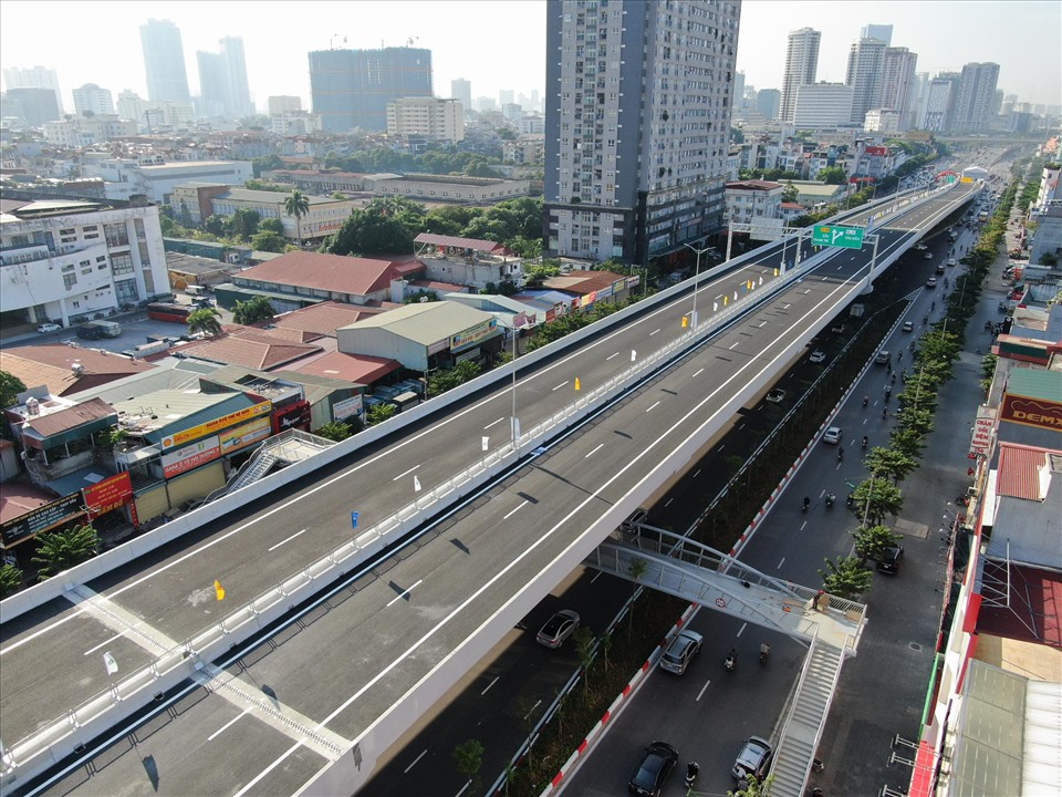 Bộ GTVT tổ chức thông xe tuyến đường vành đai 3 trên cao đoạn Mai Dịch - Nam Thăng Long, tốc độ thiết kế 100km/h sau hơn 2 năm thi công. Ảnh: Phạm Đông