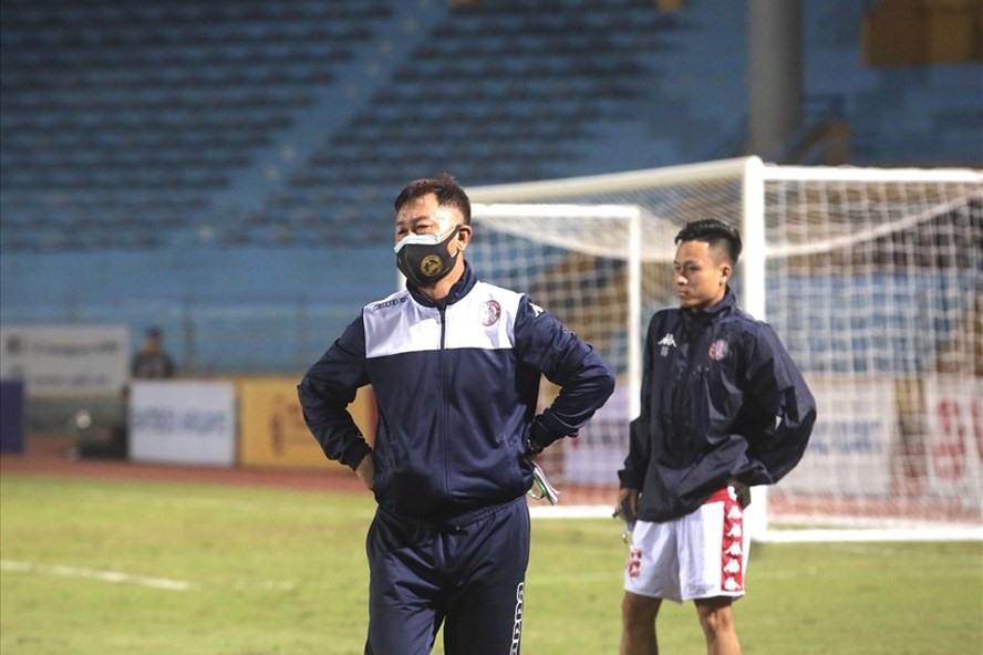 HLV Chung Hae-seong (trái) trong trận gặp Hà Nội. Ảnh: T.X