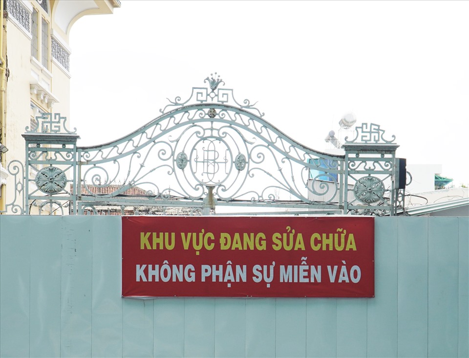 Phía mặt ngoài đường Lê Thị Hồng Gấm được chủ đầu tư đặt biển cảnh báo người dân.