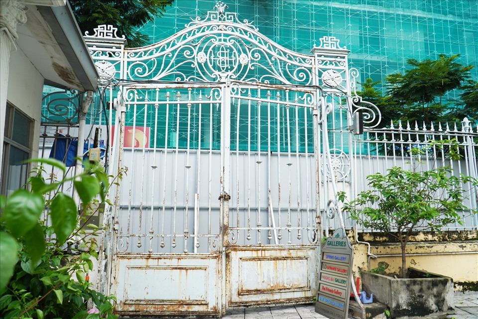 Theo đó, UBND TPHCM yêu cầu chủ đầu tư công trình cao ốc khu tứ giác Bến Thành khắc phục khẩn cấp theo nguyên trạng hạng mục tường rào, cửa cổng và nền khuôn viên Bảo tàng Mỹ thuật Thành phố (tiếp giáp đường Lê Thị Hồng Gấm) trước ngày 8.10.