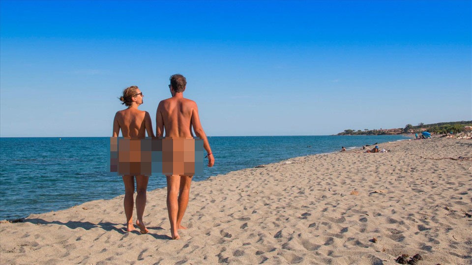 Cặp đôi trên bãi biển Bagheera ở Corsica, Pháp. Ảnh: Naked Wanderings