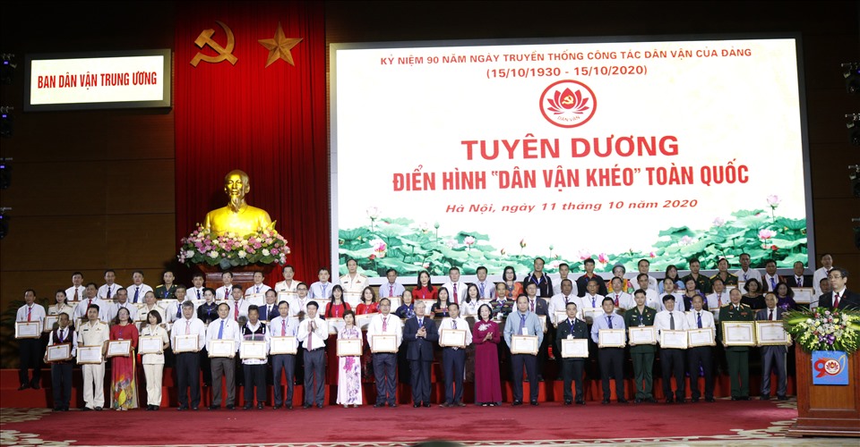 Lãnh đạo Đảng, Nhà nước trao thưởng cho các điển hình “Dân vận khéo“. Ảnh Phạm Cường
