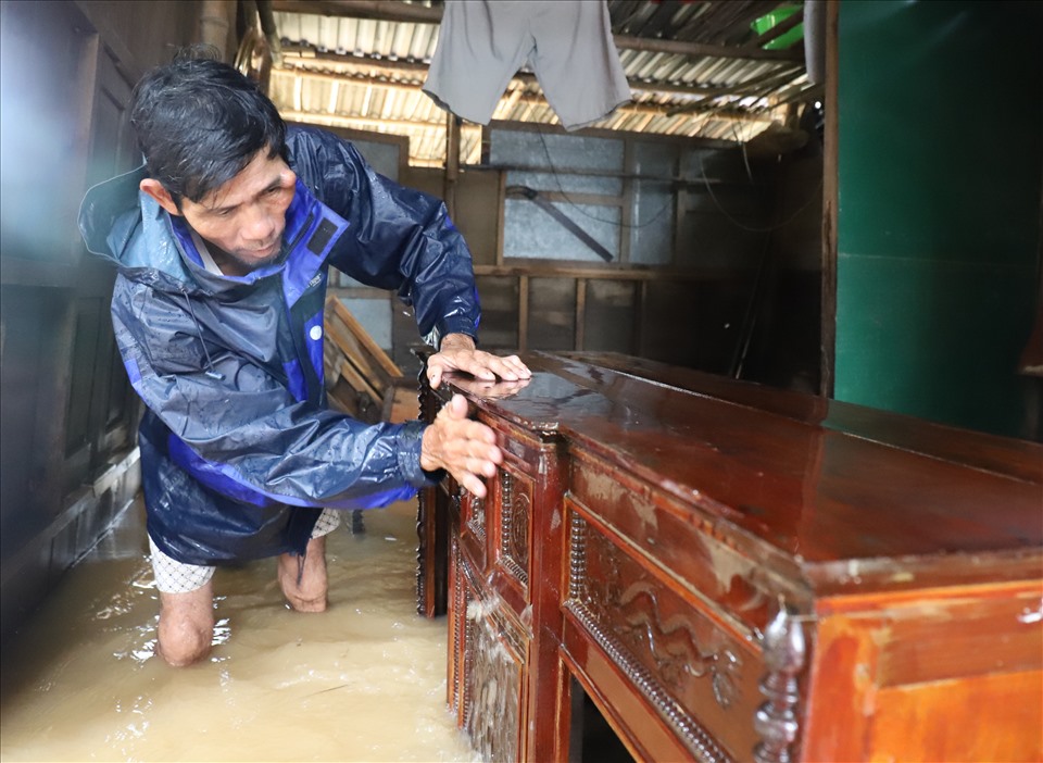 Ông Phạm Văn Nga (53 tuổi) kể lại, trong nhiều ngay qua thôn Khương Mỹ bị bao vây bởi nước lũ. Trước tình hình nước dâng cao, người dân thôn cùng chính quyền địa phương đã sơ tán vật nuôi, vận chuyển đồ đạt lên khu vực cao ráo. Ảnh: Hữu Long