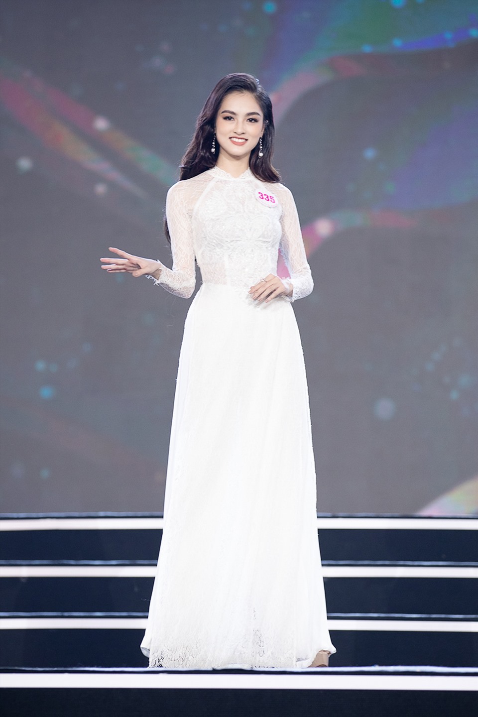 Mặc dù vậy, chiều cao 1m67 lại là điểm yếu của Hà My. Đó cũng chính là lí do khiến Hà My bị “lép vế” khi đứng cùng các thí sinh có chiều cao “khủng” tại Hoa hậu Việt Nam 2020. Ảnh: HHVN.