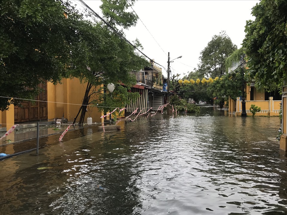Theo ghi nhận tại Phố cổ Hội An, mực nước trên sông Hoài dâng cao tràn vào nhà dân gây ngập lụt nghiêm trọng. Ảnh: Mai Hương