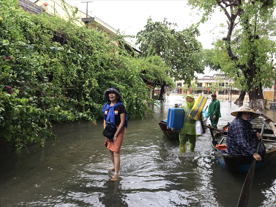 Nhiều khách du lịch tranh thủ lúc tạnh mưa thuê thuyền trở về thành phố tránh lũ dâng cao. Ảnh: Mai Hương