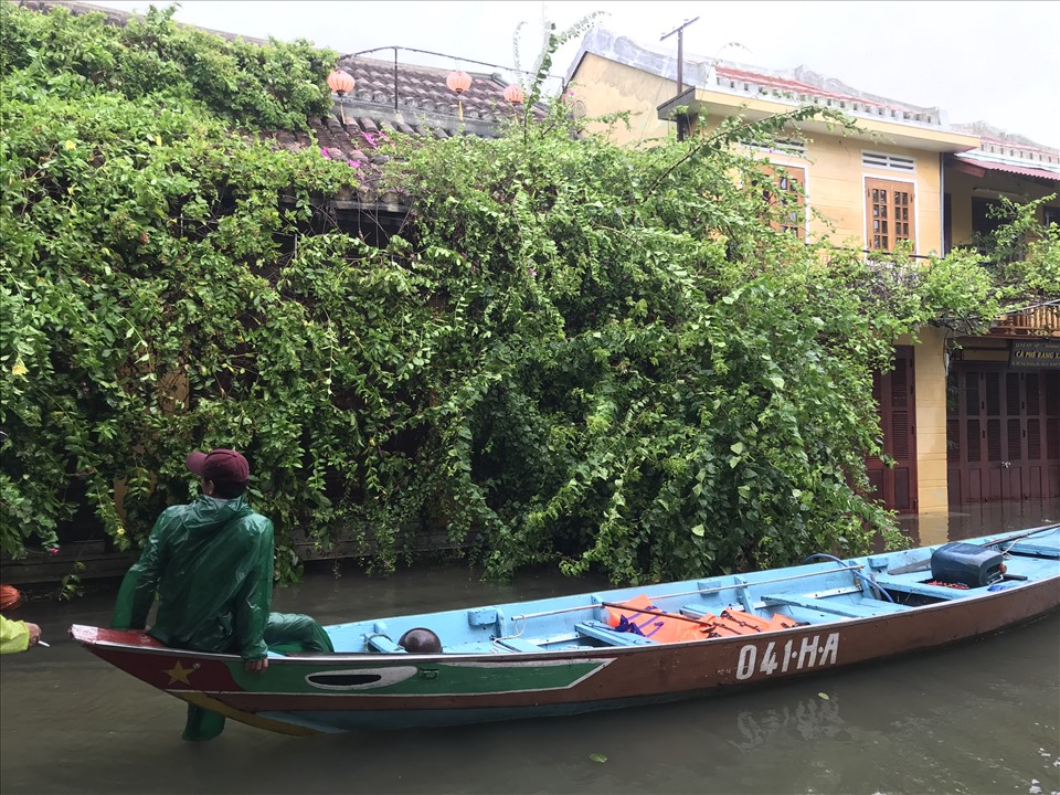 Thuyền, ghe là phương tiện di chuyển chính của người dân Hội An vào thời điểm hiện tại. Ảnh: Mai Hương