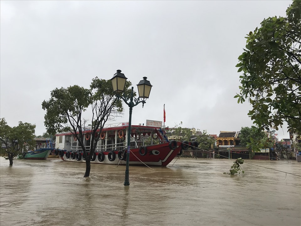 Nhiều ngôi nhà cổ ở Hội An chìm sâu trong nước. Ảnh: Mai Hương