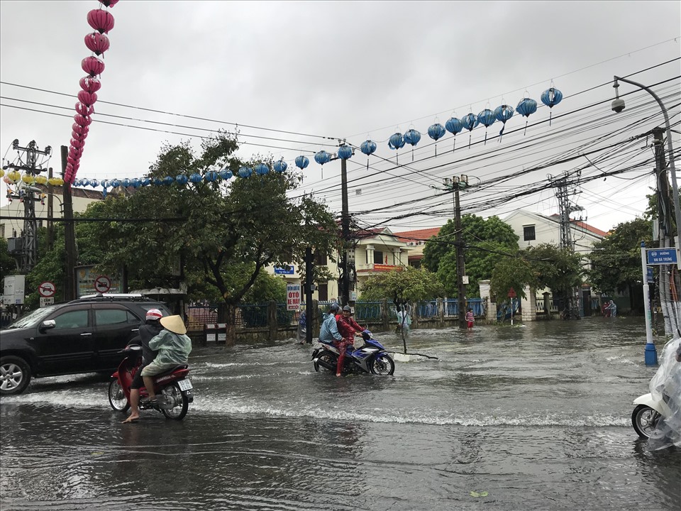 Ảnh hưởng của bão số 6 nên từ ngày 10 đến ngày 11.10 trên địa bàn tỉnh , Quảng Nam có mưa rất to kèm theo gió lớn, khiến mực nước trên các sông trên bàn dâng cao. Ảnh: Mai Hương
