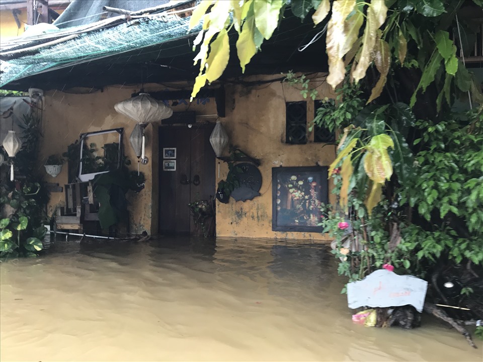 Nước đã tràn vào nhà dân, một số khu vực trũng thấp bị ngập trên 2 m. Ảnh: Mai Hương