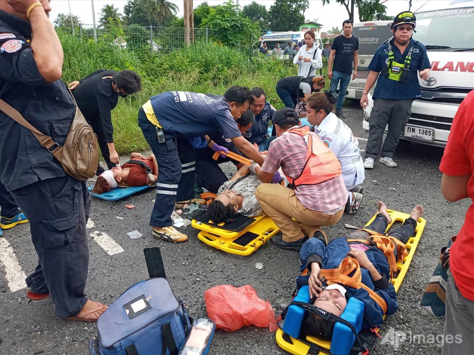 Một số hình ảnh sau khi vụ va chạm xảy ra lúc 8h ngày 11.10 (giờ địa phương) ở Chachoengsao, cách thủ đô Bangkok khoảng 50km về phía đông. Ảnh: AFP