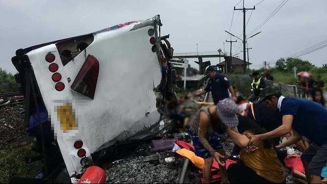 Một số hình ảnh sau khi vụ va chạm xảy ra lúc 8h ngày 11.10 (giờ địa phương) ở Chachoengsao, cách thủ đô Bangkok khoảng 50km về phía đông. Ảnh: AFP