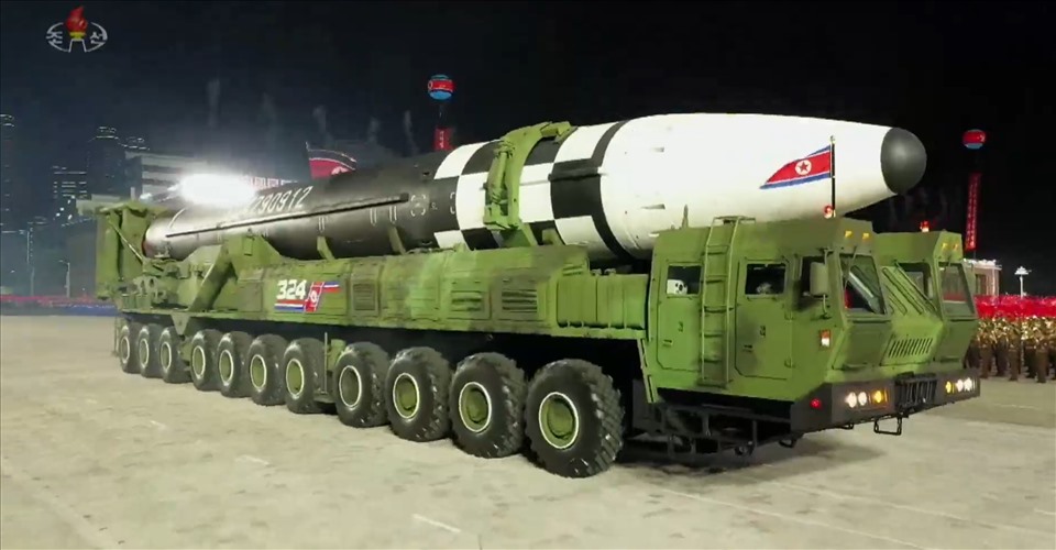 ICBM mới của Triều Tiên trong lễ duyệt binh ngày 10.10. Ảnh: KCTV