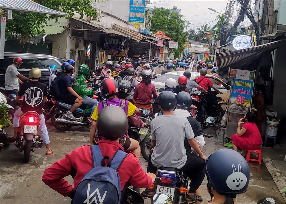 Hẻm 51 đường 3/2, quận Ninh Kiều bị ùn tắc nghiêm trọng trong giờ cao điểm. Ảnh: TR.L.
