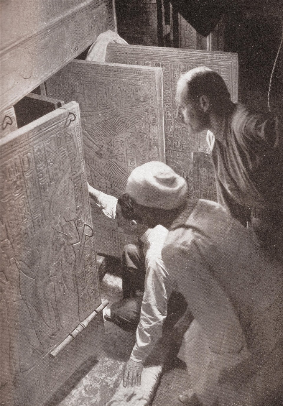 Howard Carter và các cộng sự mở cửa điện thờ chôn cất Vua Tutankhamun ở Thung lũng các vị vua, Ai Cập; in lụa từ một bức ảnh, năm 1923. Getty