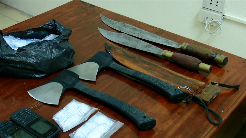 Lực lượng chức năng thu giữ nhiều dao, rìu và các công cụ, phương tiện phục vụ cho việc mua bán trái phép chất ma tuý tại nhà đối tượng Bùi Công Minh. Ảnh: NT
