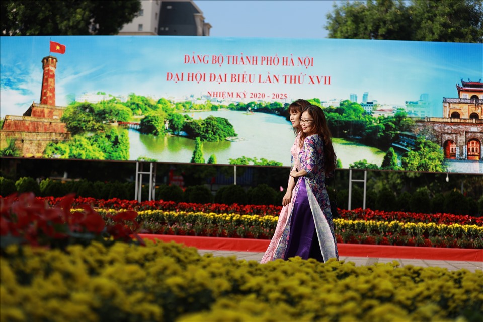 Dọc các tuyến phố trung tâm Đinh Tiên Hoàng, Tràng Tiền, Hàng Bông, Bà Triệu… và chung quanh hồ Hoàn Kiếm được trang hoàng rực rỡ cờ hoa và đèn chiếu sáng.