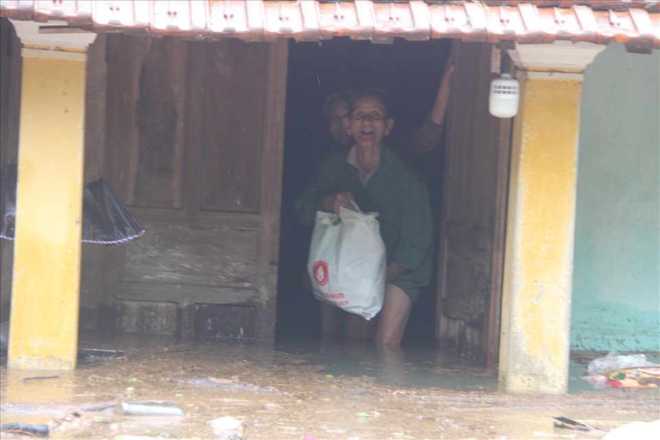 Tại xã Bình An, huyện Thăng Bình hàng trăm hộ bị chìm trong biển nước. Nhiều gia đình ở vùng thấp mải mê dọn đồ thì khi đi bước ra nước lũ đã dâng cao khiến họ phải mắc kẹt lại.