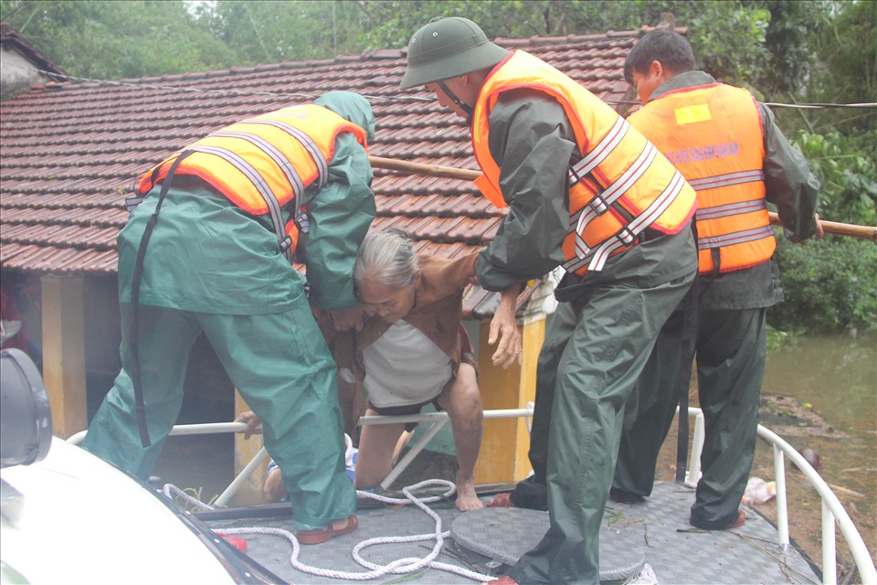 Đội cứu hộ ưu tiên cho người già và trẻ nhỏ, các trường hợp đặc biệt trước.