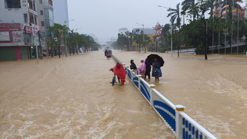 Tại đường Hùng Vương (TP.Huế) nước dâng đục ngàu, dòng người hì hục lội nước về nhà.