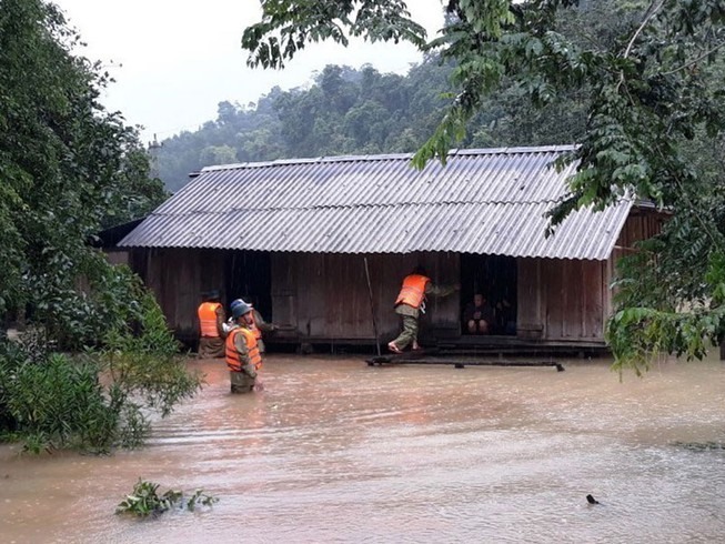 Mưa lớn dài ngày trước đó và hoàn lưu bão số 6 khiến miền Trung bị ngập lụt nặng nề. Ảnh: PCTT