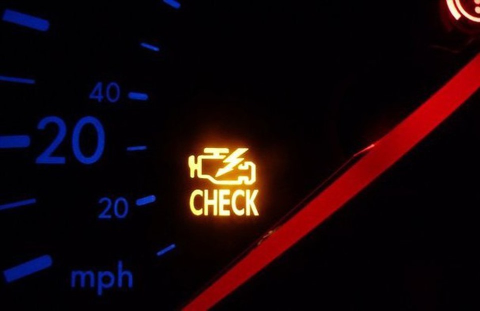 Có rất nhiều nguyên nhấn khiến đèn cảnh báo xe ô tô phát sáng (Ảnh: Cartime)