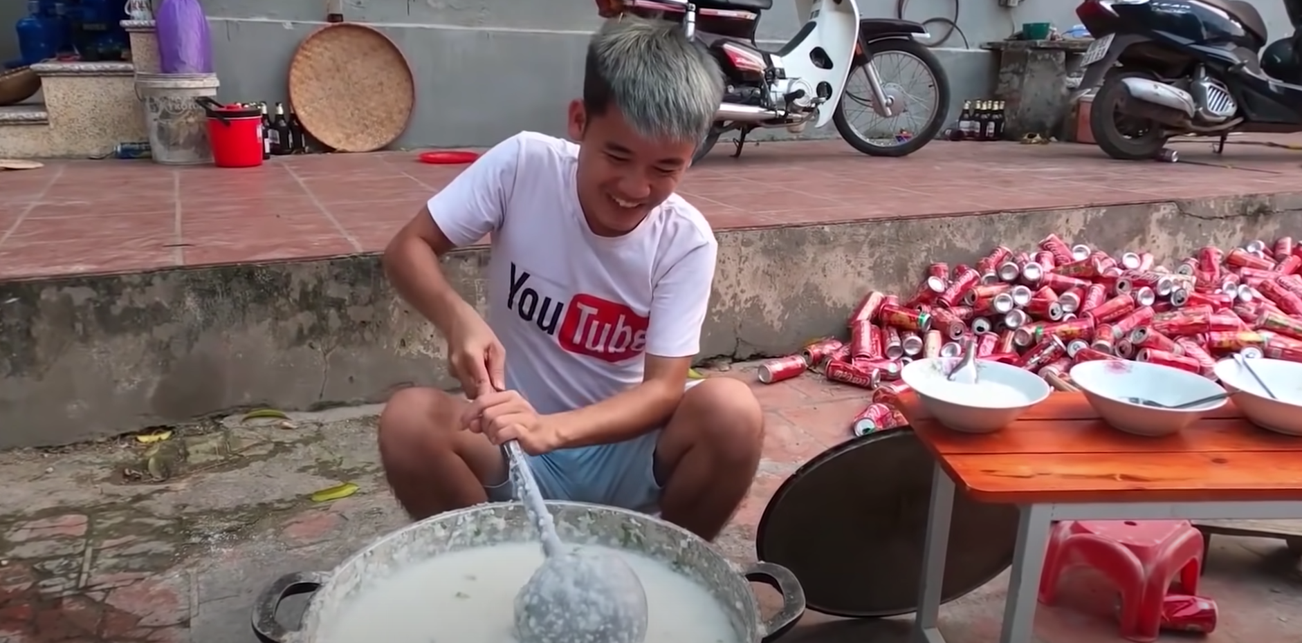 Hình ảnh trong clip nấu cháo gà nguyên lông của Hưng Vlog.