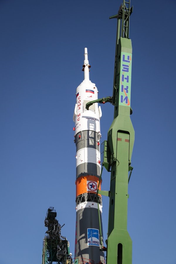Di chuyển tên lửa đẩy Soyuz-2.1a và tàu vũ trụ có người lái “siêu nhanh“. Ảnh: Roscosmos