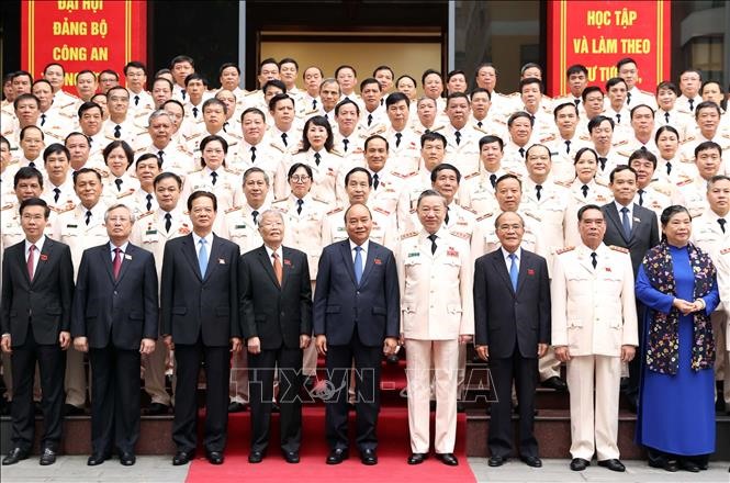 Thủ tướng Chính phủ Nguyễn Xuân Phúc và các đồng chí lãnh đạo, nguyên lãnh đạo Đảng, Nhà nước với các đại biểu dự Đại hội.