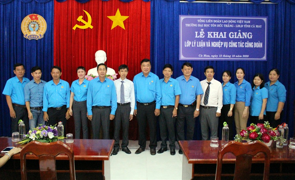 Lãnh đạo LĐLĐ tỉnh Cà Mau chụp ảnh lưu niệm với các giáo viên đứng lớp (ảnh Nhật Hồ)