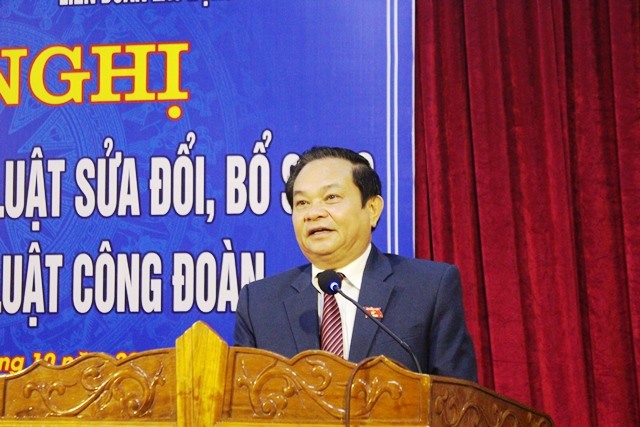 Ông Nguyễn Văn Sơn - Phó trưởng đoàn phụ trách Đoàn Đại biểu Quốc hội tỉnh Hà Tĩnh tiếp thu và hứa sẽ tổng hợp các ý kiến trình Quốc Hội. Ảnh: TT