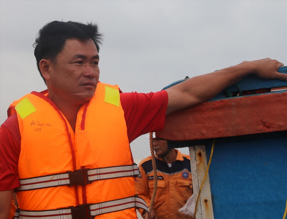 Ngư dân Nguyễn Hoài Minh  2 lần tình nguyện theo tàu cá ra cứu hộ người gặp nạn. Ảnh: Hưng Thơ.